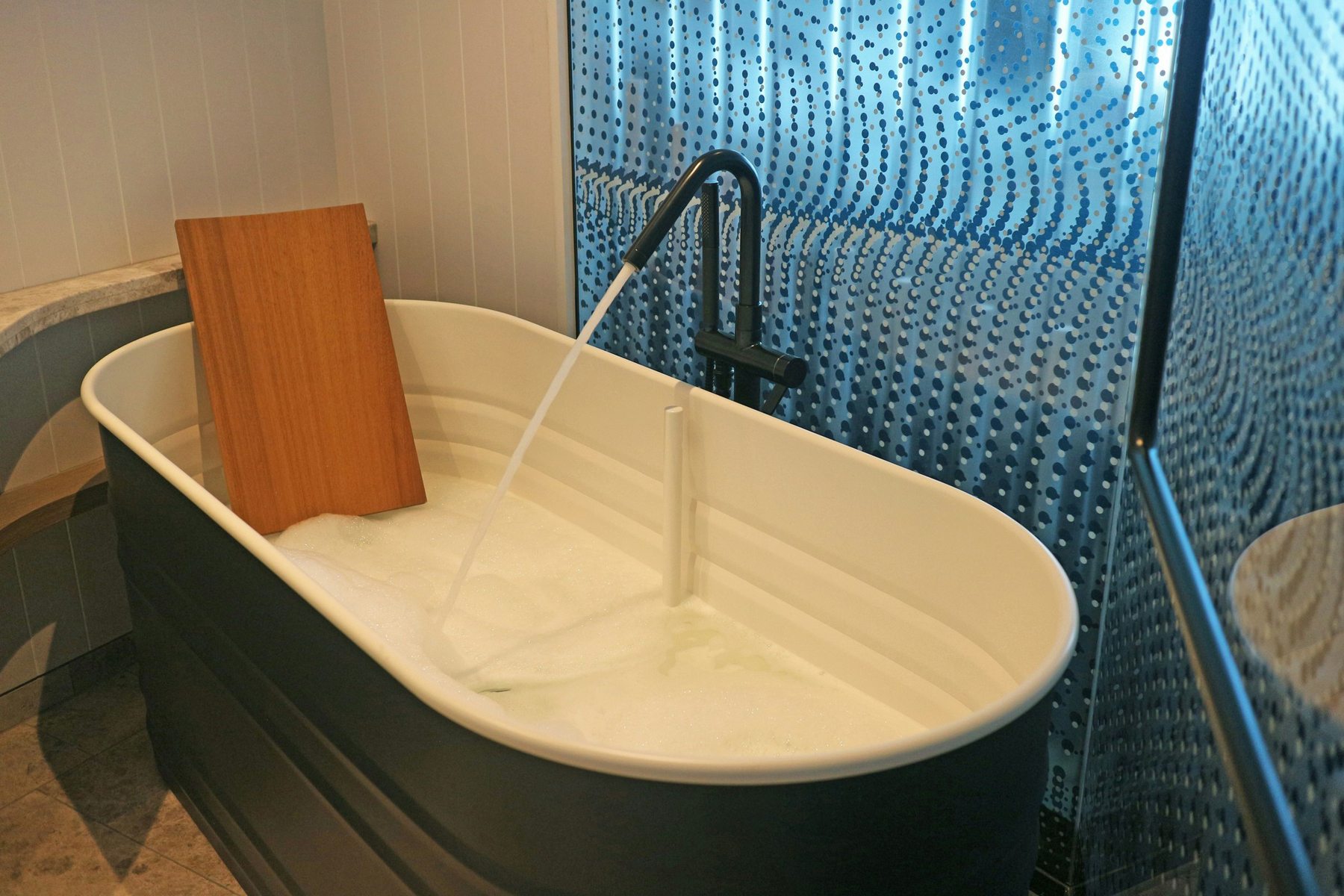 Badewanne mit stehendem Wasser am Abfluss