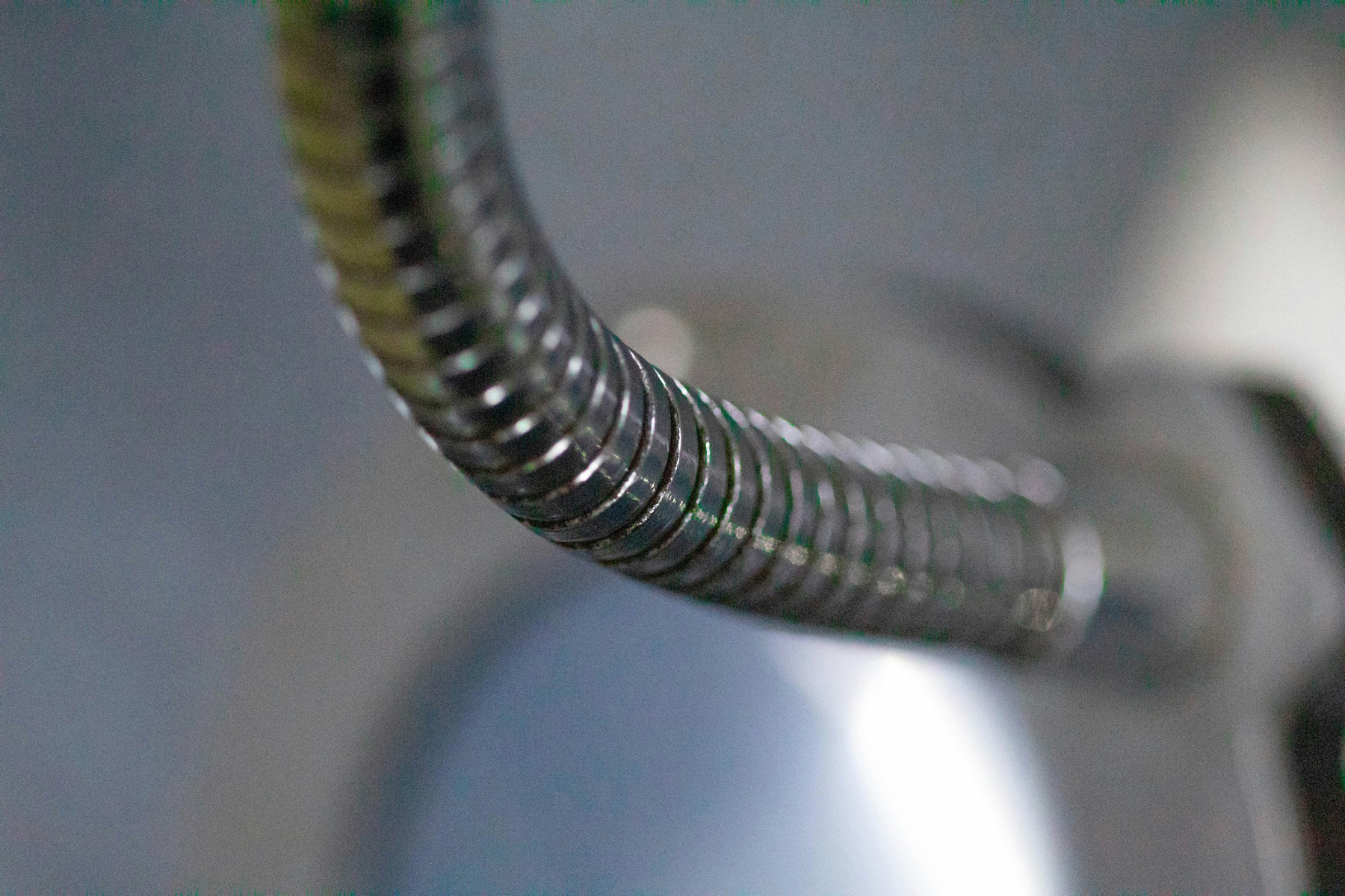 Rohrspirale wird in einen Abfluss eingeführt