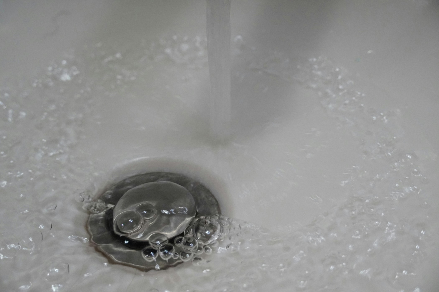 Waschbecken mit stehendem Wasser
