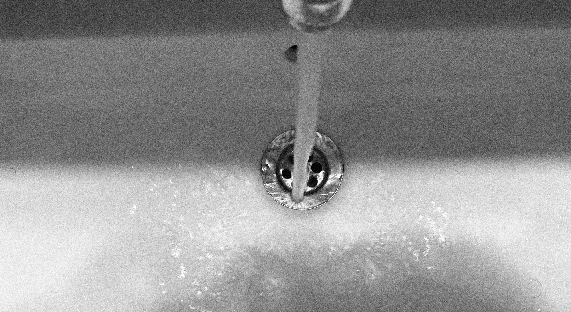 Stehendes Wasser im Waschbecken