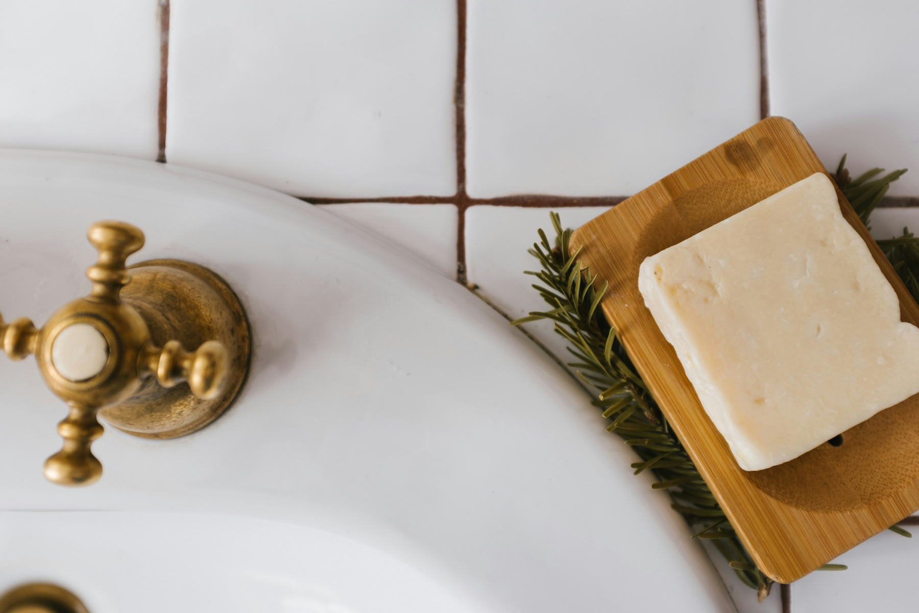 Waschbecken im Badezimmer mit Abfluss