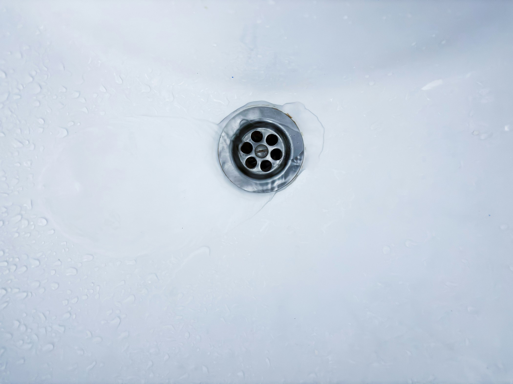 Waschbecken mit stehendem Wasser trotz freiem Abfluss